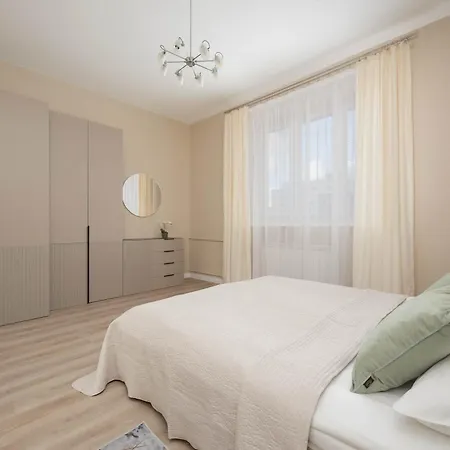 Beige Near Pge And Park Praski Perfect For Remote Work By Renters Daire Varşova