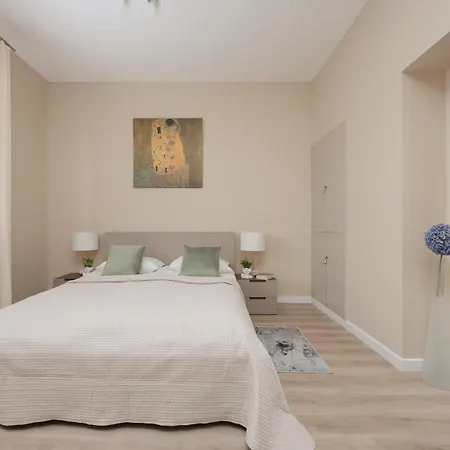 Beige Near Pge And Park Praski Perfect For Remote Work By Renters *