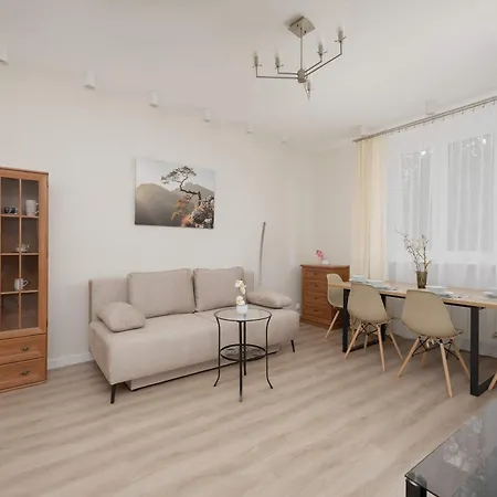 Beige Near Pge And Park Praski Perfect For Remote Work By Renters شقة