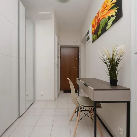 Beige Near Pge And Park Praski Perfect For Remote Work By Renters شقة